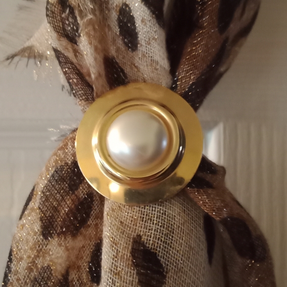 Scarf and scarf holder - Picture 4 of 5